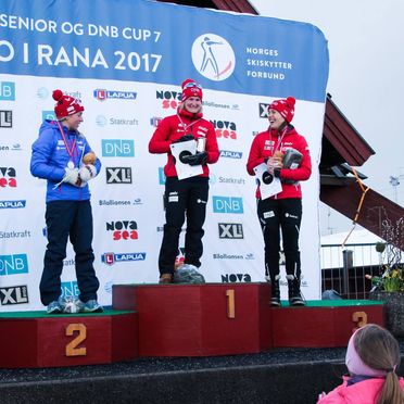 Tre kvinner på prisutdeling etter skikonkurranse