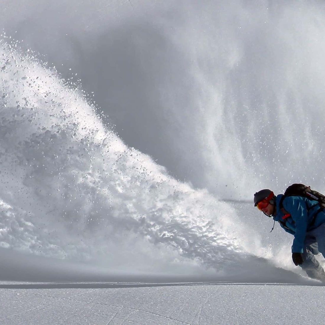 Snowboardkjører i puddersnø