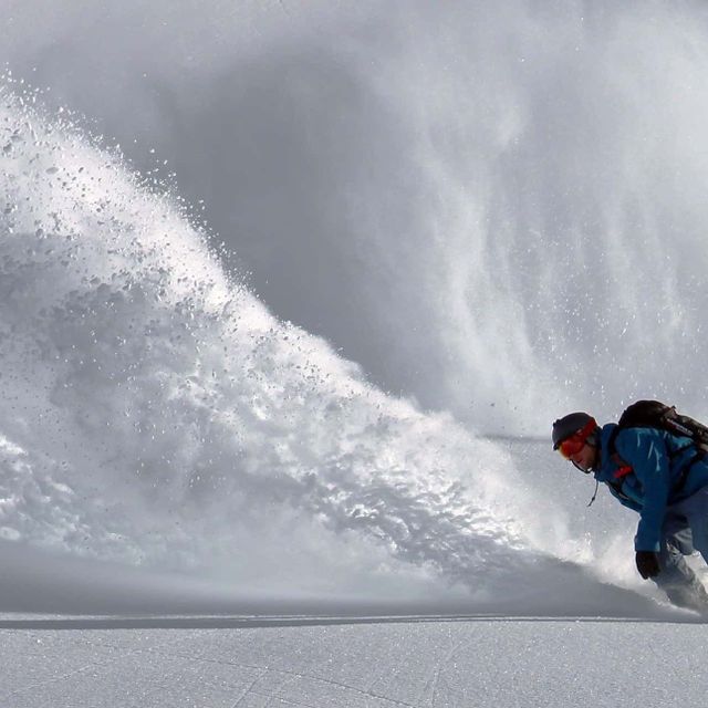 Snowboardkjører i puddersnø